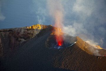 Извержение из северо-восточного конуса (Photo: Tom Pfeiffer)
