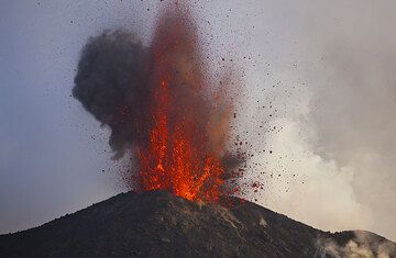 A powerful explosion of a large magma bubble shoots out of the NE crater. (Photo: Tom Pfeiffer)