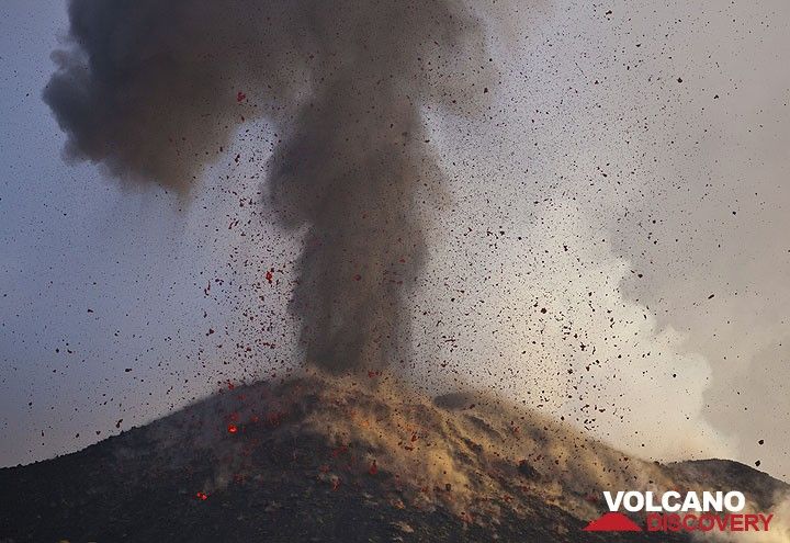 Die Aschenwolke aus der Eruption steigt vertikal während glühende Bomben auf die NE-Krater äußeren Flanke, nach unten Regen. (Photo: Tom Pfeiffer)