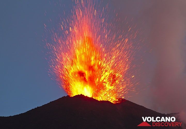 Explodierende Lava in der Dämmerung. Die Eruptionen werden begleitet von laut Detonationen. (Photo: Tom Pfeiffer)