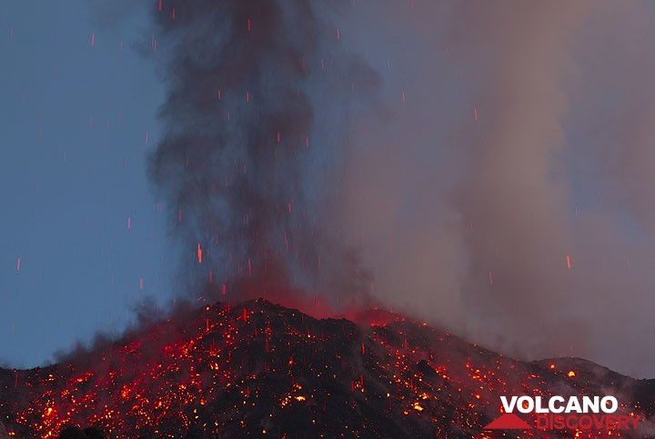 Der Krater in die Flanken werden von glühenden Bomben fallen nach der Explosion ist vorbei. Wir beobachteten eine Eruption fast genau alle 15-20 Minuten. (Photo: Tom Pfeiffer)