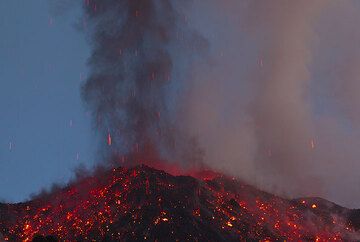 Flancs du cratère sont couverts par les bombes éclatant après l'explosion est terminée. Nous avons observé une éruption presque exactement toutes les 15-20 minutes. (Photo: Tom Pfeiffer)