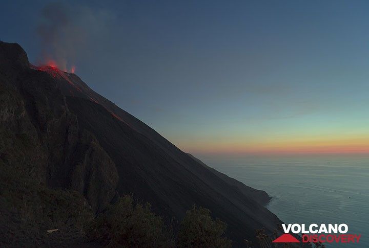 The Sciara del Fuoco with the trails of glowing bombs from the previous eruption. At the crater terrace, the NW vent (to the right) is constantly ejecting strombolian bursts of lava to up to 100-150 m high. (Photo: Tom Pfeiffer)
