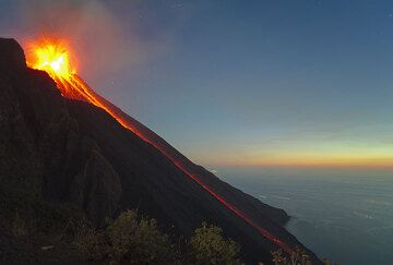 A very powerful eruption showers the whole crater with bombs, and probably reaches the Pizzo as well. The heavy bombardment results in glowing rockfalls lasting for more than a minute on the Sciara del Fuoco, with many bombs reaching the sea. (Photo: Tom Pfeiffer)