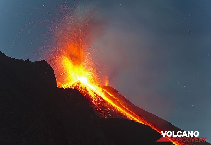 Eine weitere sehr starke Eruption sendet Bomben mehr als 500m, viele zum Bastimento und Pizzo und darüber hinaus. Die äußeren Hängen des Kraters NE sind vollständig mit glühender Lava Bomben bedeckt. (Photo: Tom Pfeiffer)