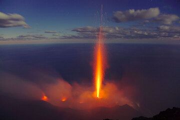 300 m tall, candle-like eruption from the central crater of Stromboli. (Photo: Tom Pfeiffer)