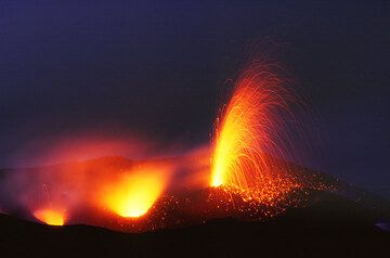 Bright eruption from Stromboli (Jan 2006) (Photo: Tom Pfeiffer)