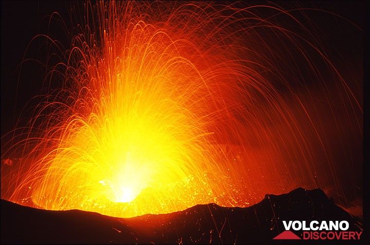 Puissante éruption strombolienne la nuit (Stromboli) (Photo: Tom Pfeiffer)