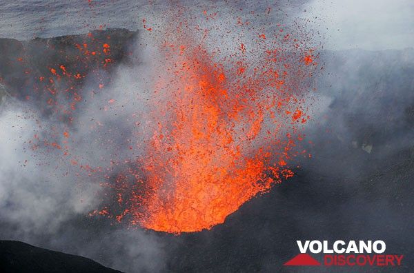 Explosion of liquid magma inside the crater of Stromboli (Photo: Tom Pfeiffer)