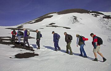 La primera mitad de la subida a Bocca Nuova es en el área relativamente plano alrededor del complejo de cumbre conocido como la caldera Piano (probablemente para... (c)