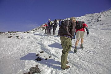 3100 m ü.N.N. Rosario zeigt auf die Lavaströme von 1999, die am Westhang der Bocca Nuova herabgeflossen sind. (c)