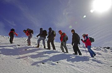 Rosario prepara puntos de apoyo en el camino y tritura la nieve con su hacha. (c)