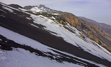 Bevor wir zu weit um die Montagnola herumwanderrn, ein letzter Blick auf den Südostkrater und die Valle del Bove rechts. (c)