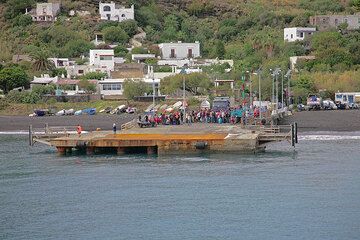 En approche de la jetée de Stromboli. En dehors de la haute saison, l'arrivée du ferry est toujours un événement important dans la vie de l'île. De nombreuses personnes attendent de partir ou accueillent ceux qui arrivent. (c)