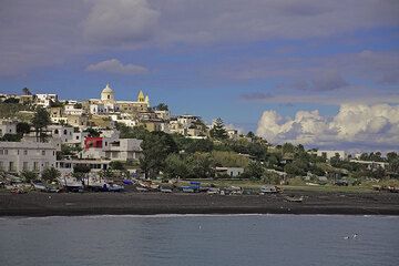 The main village of Stromboli, San Vincenzo. (c)