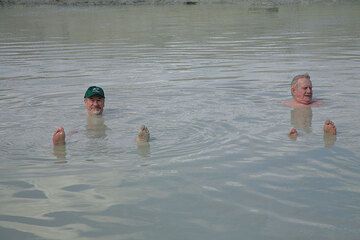 Algunos disfrutan del cálido baño de barro. (Photo: Tom Pfeiffer)