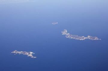 3 of the small volcanic Pontine Islands in the Thyrrenian Sea, seen from the plane towards Catania where the tour starts: Palmarola (l), Ponza (c) and tiny Zannone . (Photo: Tom Pfeiffer)