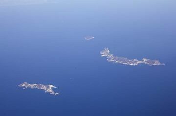 3 des petites îles volcaniques pontines de la mer Thyrrénienne, vues de l'avion en direction de Catane où commence le circuit : Palmarola (à gauche), Ponza (c) et la petite Zannone. (Photo: Tom Pfeiffer)