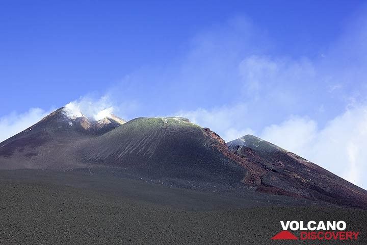 Der neue SE Krater einen Tag vor der Eruption am 8. Oktober 2011. Gesehen von Torre del Filosofo, wo die meisten Ausflüge beginnen. (Photo: Tom Pfeiffer)