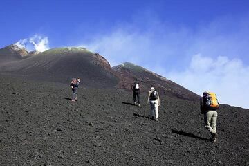 No eruption being imminent, we approach the cone carefully for a short time only. (Photo: Tom Pfeiffer)