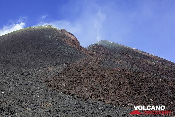 The last lava flow from the SE-directed notch in the New SE crater. As sudden vent-clearing explosions (such as on 16 Sep) can occur any time, we only stay for a few minutes before retreating again to safer distances. (Photo: Tom Pfeiffer)