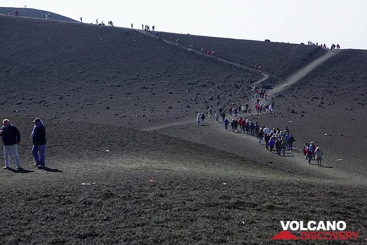 Depuis Torre del Filosofo, un sentier mène au grand cratère de 2002 juste au sud. Cela fait partie de l'excursion standard pour tout le monde. (Photo: Tom Pfeiffer)