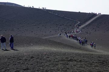 From Torre del Filosofo, a trail leads up to the large 2002 crater just south. This is part of the standard excursion for everyone. (Photo: Tom Pfeiffer)