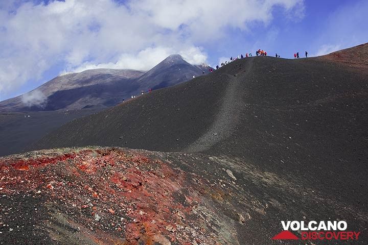 De la lave oxydée est présente le long du bord ouest du grand cratère. (Photo: Tom Pfeiffer)