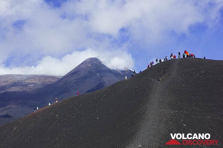 Silhouettes of tourists on the opposite rim; the SE crater in the background. (Photo: Tom Pfeiffer)