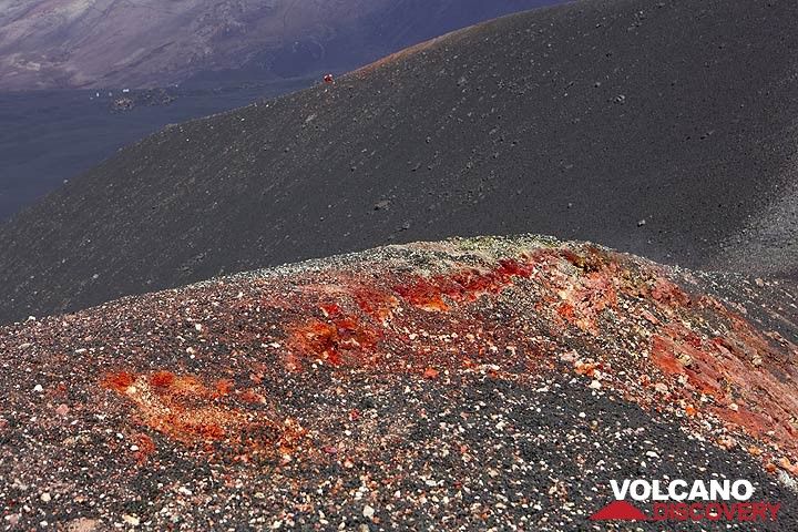 Gros plan d'une intéressante zone oxydée rouge sur le cratère de 2002 du volcan Etna. (Photo: Tom Pfeiffer)
