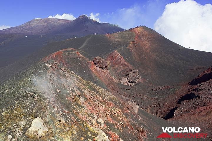 Fumarolen am Kraterrand, in Richtung der Ausbruchsspalte deutlich sichtbar, haben den Boden verändert hier. (Photo: Tom Pfeiffer)