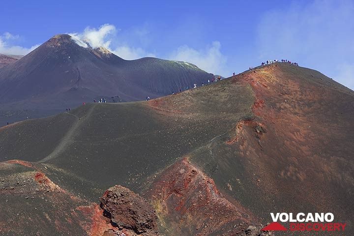 As we continue south, we have an impressive panorama with the red inner crater walls, the "smoking" SE crater behind and tiny shapes of tourists groups who stay close to the Torre del Filosofo area. (Photo: Tom Pfeiffer)
