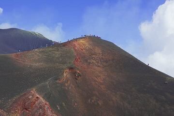 Tourists walking on the rim of the 2002 crater. (Photo: Tom Pfeiffer)