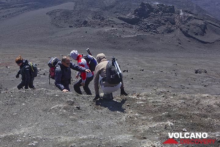 Ein steiler Abstieg führt uns zu der überschwänglichen Lüftungsöffnungen des 2002-3 Eruption. (Photo: Tom Pfeiffer)