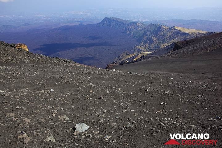 Später haben wir einen Blick in die Valle del Bove, ein mächtiger Depression auf Ostflanke des Ätna, die durch wiederholte massive Erdrutsche erstellt wurde, das Entfernen von großen Teilen der Ostseite des Vulkans, wahrscheinlich erst ca. Vor 5000 Jahren. (Photo: Tom Pfeiffer)