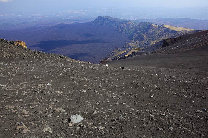 Later, we have a look into the Valle del Bove, a mighty depression on Etna's east flank, which has been created by repeated massive landslides, removing large parts of the east side of the volcano, likely as recently as ca. 5000 years ago. (Photo: Tom Pfeiffer)