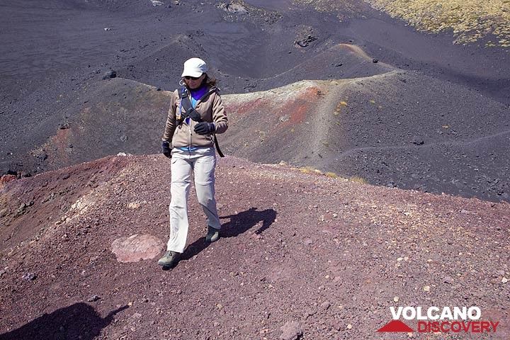 Myrta walks on the red oxidized crater rim of the lower 2001 crater, only 1 km from the cable car.  (Photo: Tom Pfeiffer)