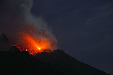 Obliquely directed explosion from the SE vent of Stromboli volcano (Photo: Tom Pfeiffer)