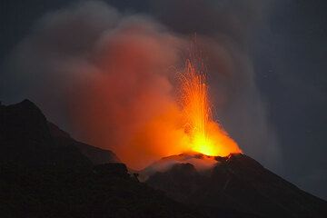 Typical, strong strombolian explosion from the central vent of Stromboli's crater. (Photo: Tom Pfeiffer)