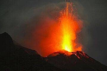 Eruption forte de la bouche centrale du Stromboli, jettant des bombes à ca. 400 m de hauteur. (Photo: Tom Pfeiffer)