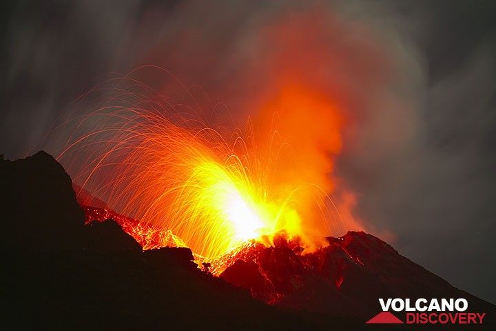 Erupción inusualmente potente en el volcán Stromboli vista el 4 de abril de 2009: las bombas llegan a la zona de Pizzo (donde los visitantes suelen observar el volcán). La decisión de cerrar temporalmente el acceso a la cumbre fue sin duda acertada. (Photo: Tom Pfeiffer)