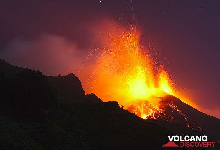 Forte attività dal vulcano Stromboli nell'aprile 2009 (Photo: Tom Pfeiffer)