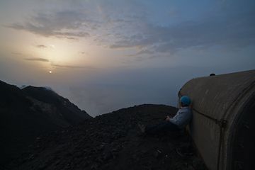Leslie waiting for the next eruption at Bastimento shelters (700m.a.s.l.) (Photo: Marco Fulle)