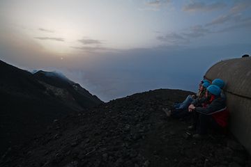Our group finds theshelter side most protected against a strong scirocco wind (Photo: Marco Fulle)