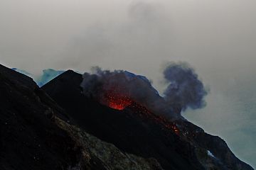 An eruption from the NE crater seen from Bastimento (Photo: Marco Fulle)