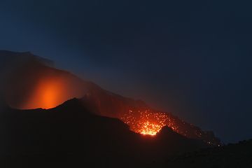 Glow at the two vents of the NE crater (Photo: Marco Fulle)