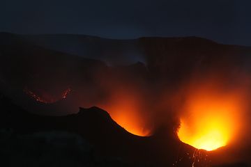 An eruption mostly of ash from the SW crater (left vent) (Photo: Marco Fulle)