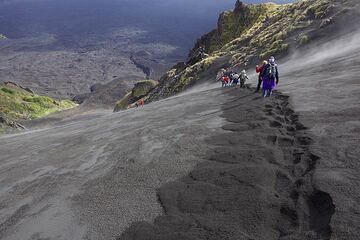 Descending into Valle del Bove, Etna volcano, Italy (Photo: Tom Pfeiffer)