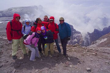Gruppenfoto auf dem Gipfelkrater Bocca Nuova am Ätna (Photo: Tom Pfeiffer)