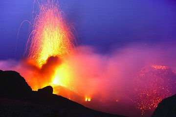 Erupción del cráter noroeste de Stromboli (abril de 2009). Obsérvese el nuevo cono prominente en la parte oriental (derecha) del cráter, creado por la actividad de los respiraderos NE. (Photo: Tom Pfeiffer)